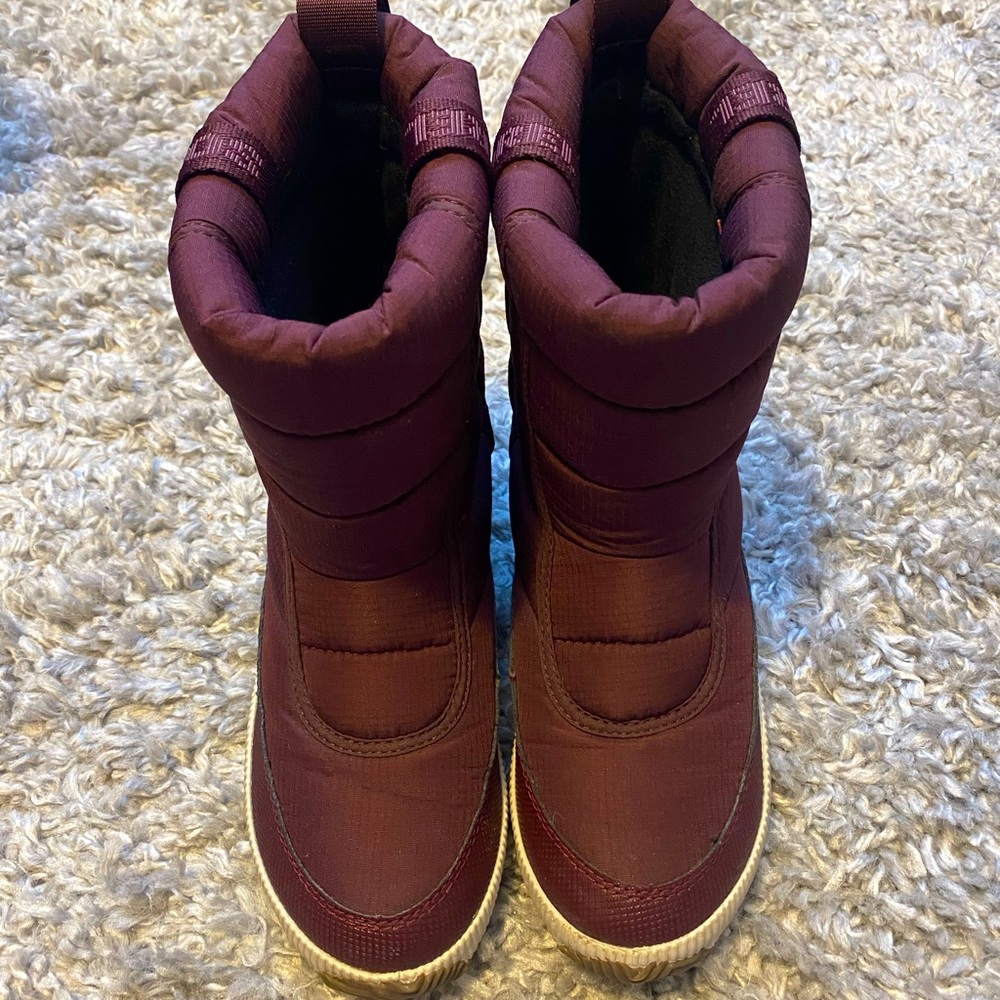 Sorel maroon winter boots size 8 in excellent condition!
